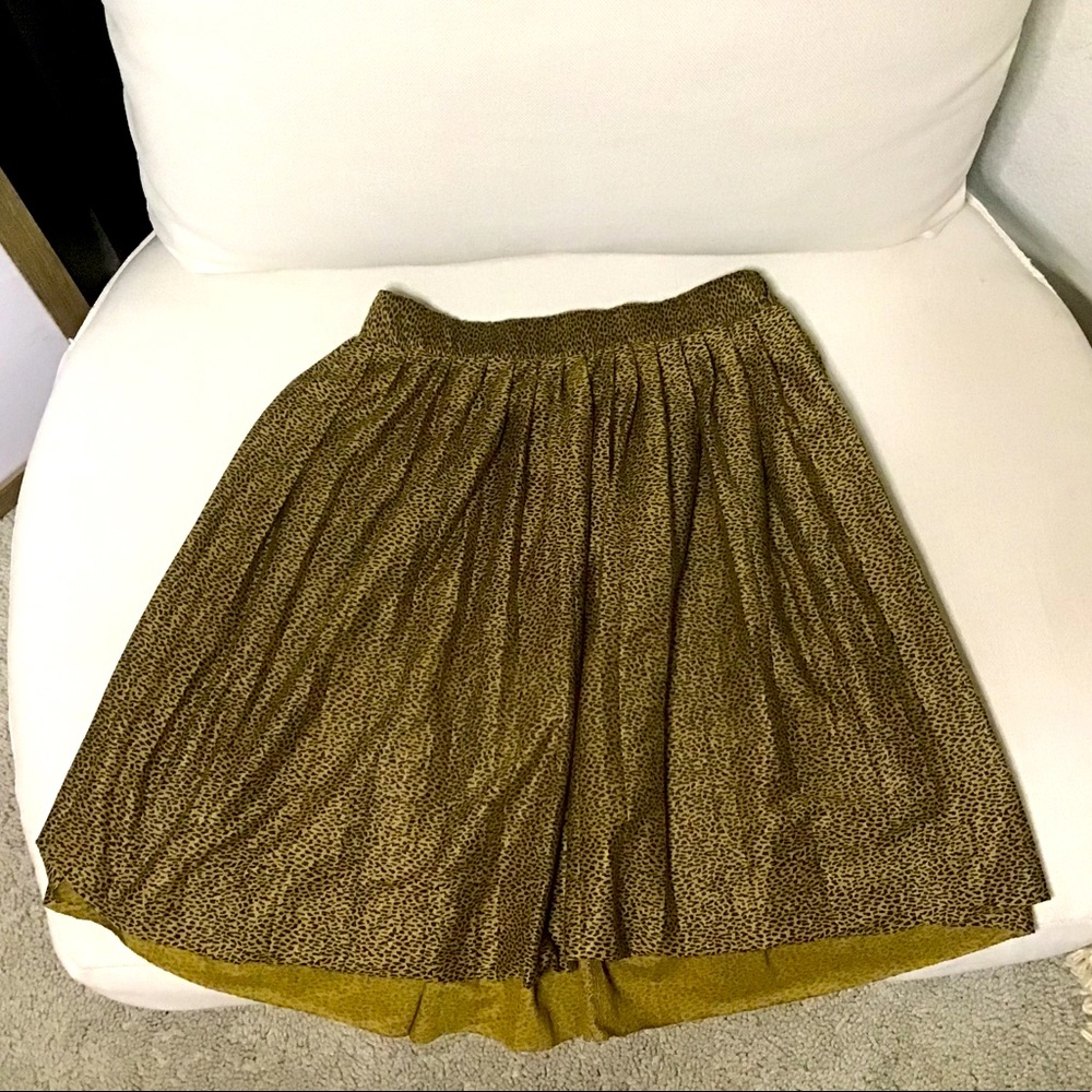 Hi guys this is my first post this is a skirt with black dots thank you 🤎🖤